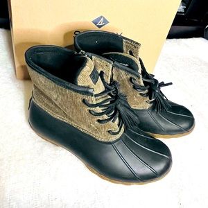 Sperry Saltwater Duck boots olive green with tassel Size 9 1/2 great condition